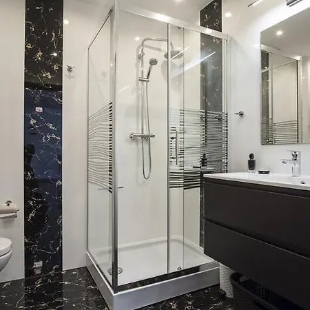 Apart-center Granitica זקופאנה